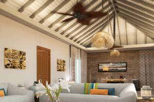 Wohnzimmer von You & Me Maldives mit Couch, Tisch und Dekoration.