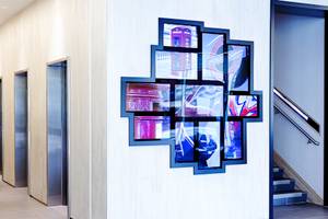 Wand mit London Bildern im Novotel London Blackfriars Hotel