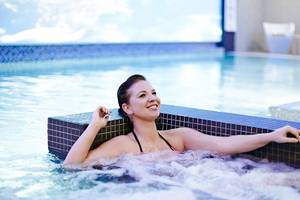 Frau im Whirlpool im Hotel Novotel London Blackfriars
