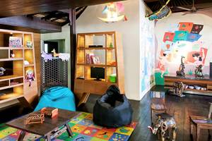 Novotel Bali Benoa Kinderzimmer mit bunter Wand, Spielzeug und Möbeln.