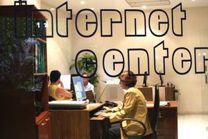 Einige Personen arbeiten im Internetzentrum des Melia Varadero Hotels.