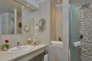 Badezimmer im Melia Varadero Hotel mit Waschbecken, Spiegel und Dusche