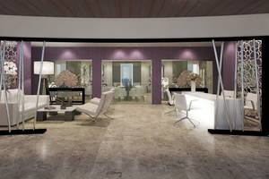 Loungebereich des Melia Varadero Hotels mit weißen Möbeln und violetten Wänden.