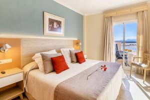 Viva Blue & Spa Hotelzimmer mit Balkon und Blick auf Berge