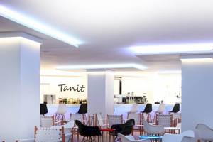 Innenbereich des Sandos El Greco Beach Hotels mit dem Namen Tanit auf einer Wand