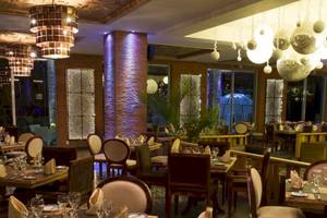 Restaurant des Sandos Caracol Eco Resort mit gedeckten Tischen und dekorativen Lampen.