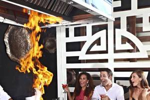 Sandos Caracol Eco Resort Grill-Tisch mit kochender Flamme und Gästen