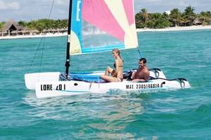Zwei Personen genießen eine Katamaranfahrt am Strand des Sandos Caracol Eco Resort.