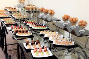 Buffettisch im LABRANDA Royal Makadi Hotel mit verschiedenen Desserts und Häppchen.