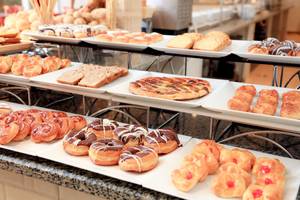Frühstücksbuffet im LABRANDA Royal Makadi Hotel mit verschiedenen Gebäcksorten.