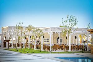 Außenbereich des LABRANDA Royal Makadi Hotels mit Tisch und Stuhl-Arrangement.