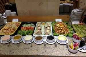 Buffet im Agua Hotels Sal Vila Verde mit verschiedenen Salaten und Saucen.