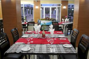Innenansicht des Restaurants im Agua Hotels Sal Vila Verde mit gedeckten Tischen und Stühlen.