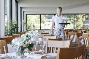 Restauranttisch im Aeolos Beach Resort auf Korfu mit servierter Kellnerin