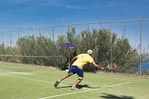 Zwei Männer spielen Tennis auf einem Tennisplatz im Aeolos Beach Resort auf Korfu.