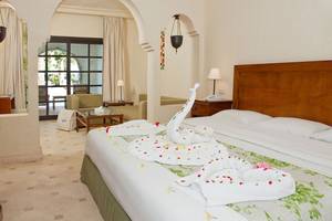 Ghazala Gardens Hotelzimmer mit Bett und Schwan Arrangement
