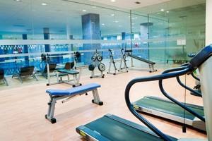 Fitness-Center im H10 Estepona Palace mit Laufbändern, Hanteln und anderen Geräten