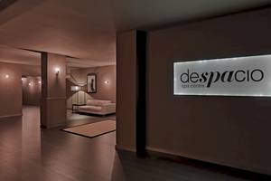 Despacio Spa Zentrum Eingang mit Beleuchtung und Couch