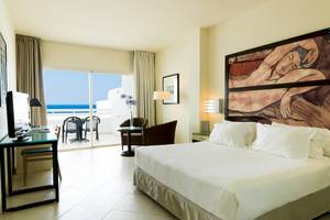 Hotelzimmer im H10 Estepona Palace mit Blick auf den Ozean