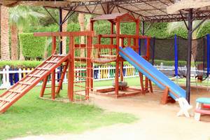 Spielplatz im Freien im LABRANDA Royal Makadi Hotel mit Rutsche und Klettergerüst.