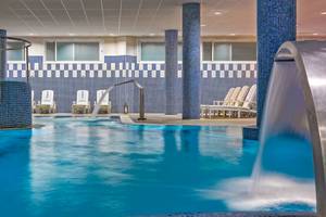 Innenpool des H10 Estepona Palace mit blauen Fliesen und Wasserfällen