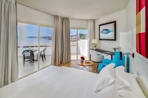 Zimmer im H10 Estepona Palace mit Blick auf den Balkon und das Meer