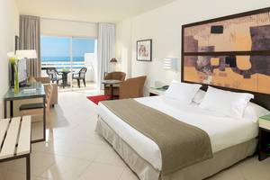 H10 Estepona Palace Hotel Zimmer mit Meerblick, modernen Möbeln und Komforteinrichtungen.