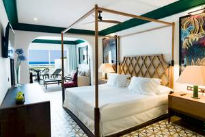 Schlafzimmer mit Baldachin-Bett im H10 Estepona Palace Hotel mit Blick auf das Meer.