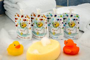 Badezimmerzubehör und Seife mit drei gelben und orangefarbenen Enten