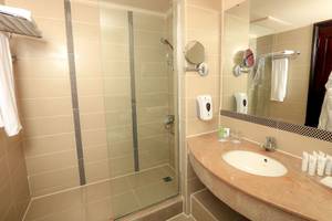 Badezimmer im LABRANDA Royal Makadi Hotel mit Dusche, Waschbecken und Handtüchern