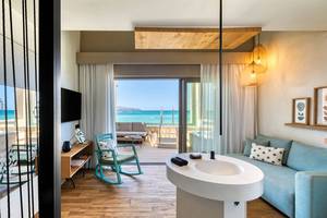 Innenansicht einer Suite im Domes Noruz Chania mit Blick auf das Meer.