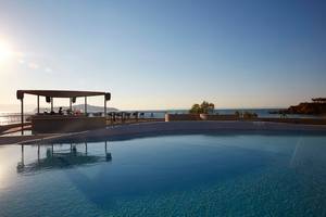 Pool-Ansicht des Domes Noruz Chania, Autograph Collection mit Bar und Blick auf das Meer.