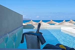 Pool mit Champagner und Handtuch im Domes Noruz Chania