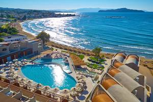 Luftaufnahme des Domes Noruz Chania, Autograph Collection mit Pool, Strand und Meer.