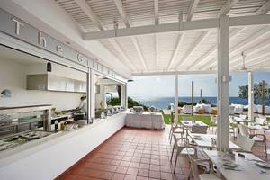 Grillbar im Freien des Grecian Sands Hotels mit Blick auf das Meer.