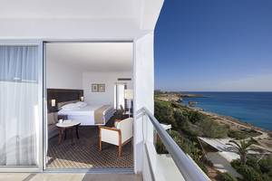 Hotelzimmer des Grecian Sands Hotels mit Balkon und Meerblick