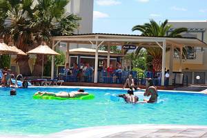 Gäste entspannen sich an der Pool-Bar des Europa Beach Hotel & Spa.