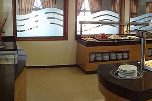 Buffetbereich im Europa Beach Hotel mit verschiedenen Speisen und Gerichten.