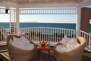 Balkon des Europa Beach Hotel mit Blick auf das Meer.
