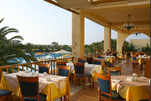 Restaurantterrasse im Porto Bello Beach Hotel mit Blick auf den Pool.