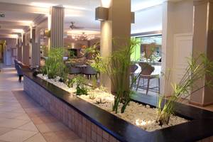 Innenansicht des La Pagerie - Tropical Garden Hotel mit Pflanzen und Möbeln.