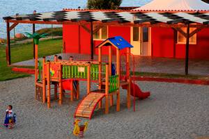 Spielplatz am Strand vor dem LABRANDA Marine Aquapark Hotel