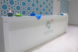 Empfangsbereich des Labranda Marine Aquapark Hotels mit Logo und blauem Dekor.