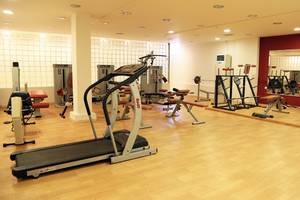 Fitnessstudio im LABRANDA Marine Aquapark mit Laufband und verschiedenen Trainingsgeräten.