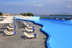 Außenpool des LABRANDA Marine Aquapark mit vielen Sonnenliegen und Sonnenschirmen.