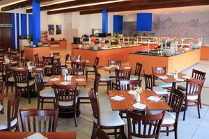 Speisebereich des LABRANDA Marine Aquapark Hotels mit vielen gedeckten Tischen und Buffet.