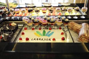 LABRANDA Marine Aquapark Buffet mit verschiedenen Desserts, darunter eine große Torte mit dem Hotelnamen.