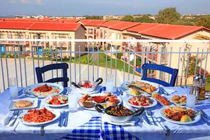 Buffet-Tisch im LABRANDA Marine Aquapark mit verschiedenen Gerichten und Blick auf das Hotel.
