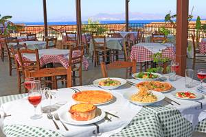 Terrassen-Restaurant des LABRANDA Marine Aquapark Hotels mit mehreren gedeckten Tischen und Blick auf das Meer.