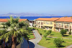 Außenansicht des LABRANDA Marine Aquapark Hotels mit Blick auf das Meer und die Berge.